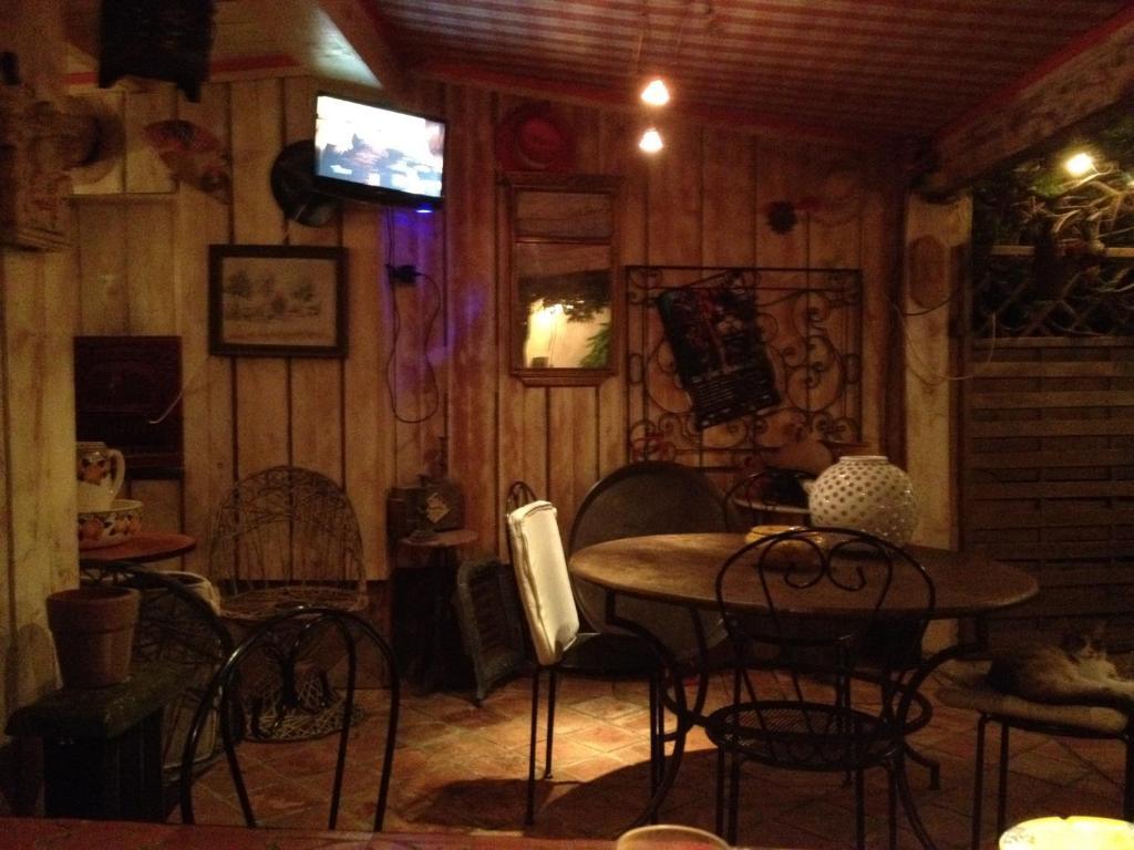 Les Jardins du Rebaut Bed & Breakfast Beziers Ruang foto