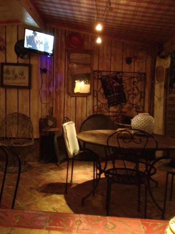 Les Jardins du Rebaut Bed & Breakfast Beziers Ruang foto